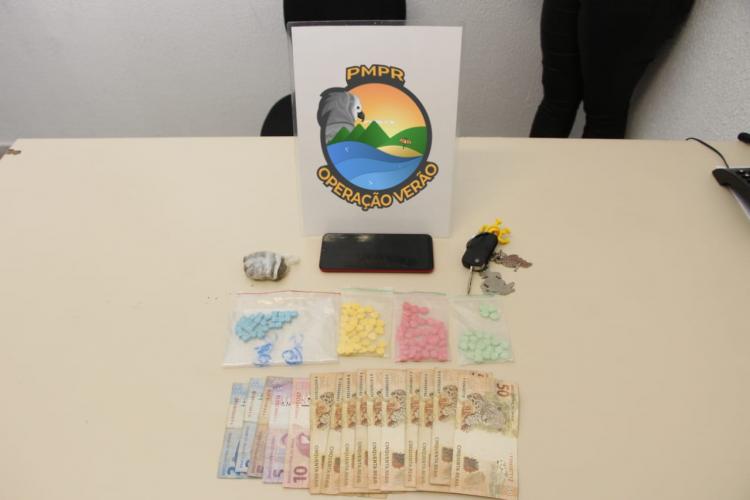 Em Guaratuba, PM prende homem e apreende 123 comprimidos de ecstasy, maconha e dinheiro