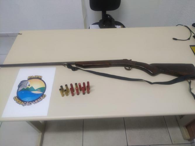 PM de Guaratuba apreende espingarda e encaminha autor de disparos à delegacia