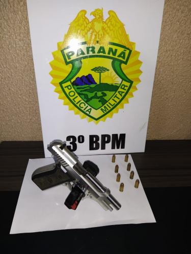 Homem é preso pela PM por levar uma arma de fogo embaixo do banco do carro, na PR 912