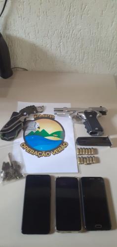 Após denúncia de ameaça, PM localiza suspeitos e apreende arma de fogo, munições e droga em Pontal do Paraná