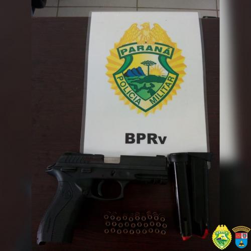 Durante Verão Consciente, policiais rodoviários estaduais apreendem uma arma de fogo e encaminham suspeito, em Piraí do Sul (PR)