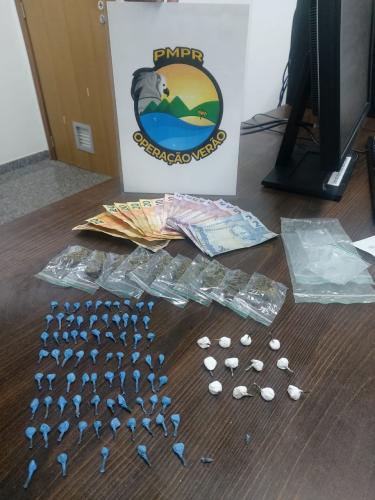 Adolescente é encaminhado com quase 100 porções de maconha, crack e cocaína em Matinhos, no Litoral