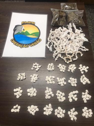 Denúncias anônimas levam PM a desmantelar ponto de tráfico de drogas em Matinhos, no litoral do Paraná