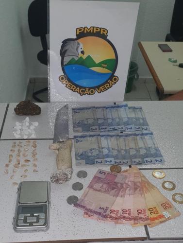 Em Guaratuba (PR), PM encaminha três pessoas e apreende mais de 45 porções de drogas após denúncia de tráfico