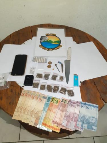 Casal é preso pela PM ao ser flagrado com drogas e tentar subornar policiais em Pontal do Paraná (PR)