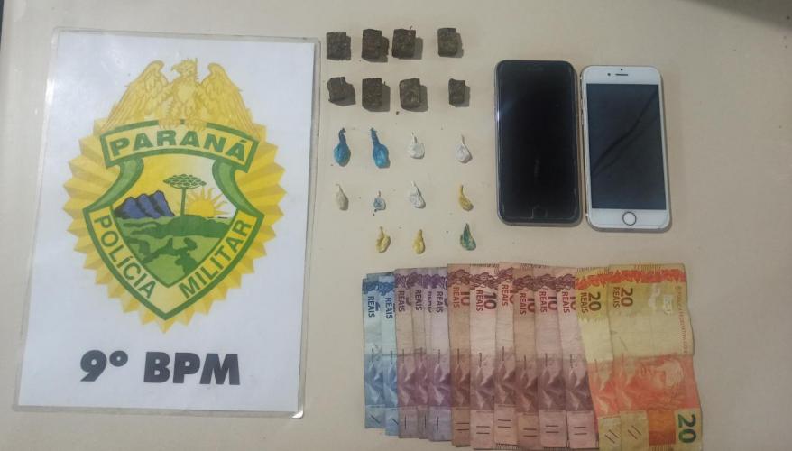 Em Pontal do Paraná (PR), PM prende homem, encaminha adolescente e apreende 19 porções de drogas após denúncias