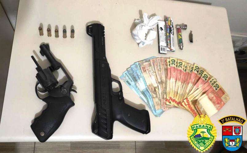 Denúncia leva PM a apreender arma de fogo e drogas em Saudade do Iguaçu (PR); Quatro acabam presos