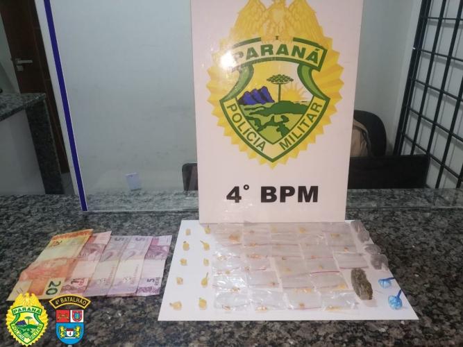 PM encaminha dois homens por envolvimento com o tráfico e apreende drogas em Sarandi (PR)