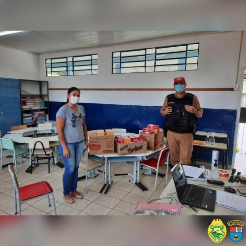 Policiais rodoviários estaduais arrecadam chocolates e doces para alunos de Almirante Tamandaré, na RMC
