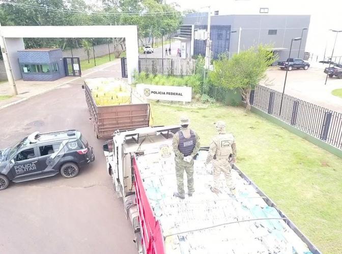 BPFron e PF apreendem carga avaliada em R$ 2,7 milhões em cigarros no Oeste do PR