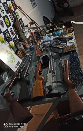 Arsenal de armas e mais de 700 munições é apreendido pela PM em Maringá (PR)