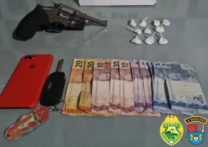 Em Maringá (PR), PM encaminha três pessoas, recupera carro roubado e apreende arma de fogo e cocaína