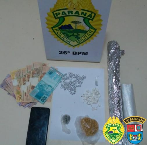 Denúncias anônimas levam PM a apreender crack, cocaína e maconha e a encaminhar casal suspeito de tráfico em Ortigueira (PR)