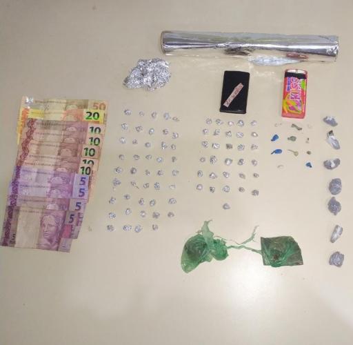 No Norte do estado, PM prende quatro pessoas e apreende mais de 400 gramas de maconha e 86 pedras de crack