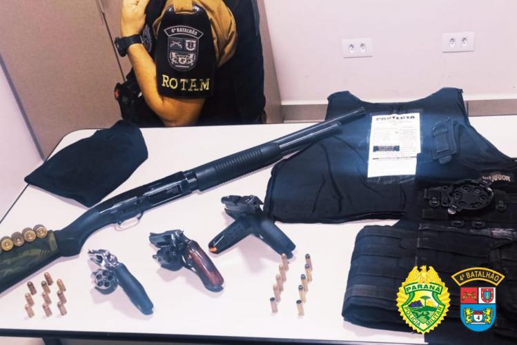 PM prende três homens, apreende quatro armas de fogo, colete balístico e recupera um carro roubado em Marialva (PR)