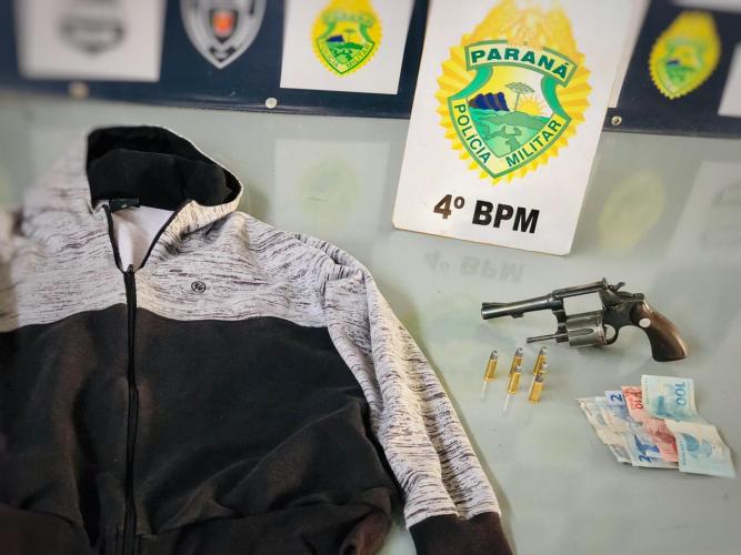 Momentos após crime, suspeito de roubo é detido pela PM com arma de fogo e dinheiro, em Maringá (PR)