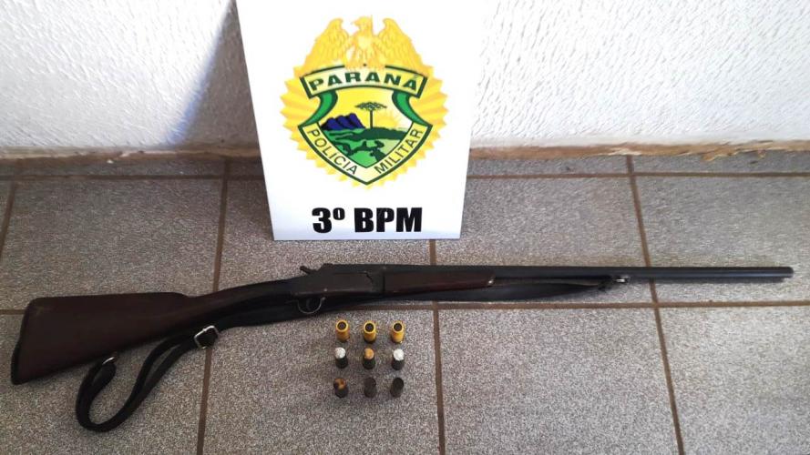 Denúncia leva PM a encaminhar suspeito e apreender arma de fogo e munições, no município de Palmas (PR)