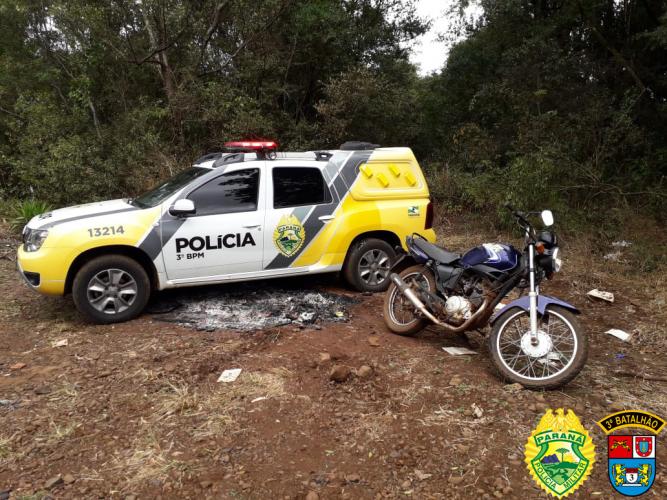 No Sudoeste do estado, dois foragidos da justiça são encaminhados e uma motocicleta furtada é recuperada, em ações distintas