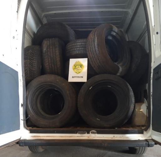 Operação Hórus: policiais da fronteira apreendem 200 pneus contrabandeados em Toledo, no Oeste do Paraná