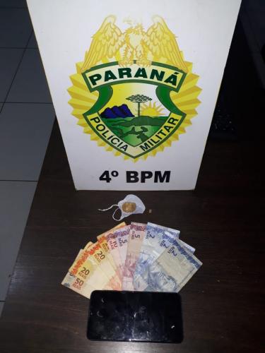 Suspeito de envolvimento com o tráfico de drogas de Maringá (PR) é encaminhado pela PM com duas porções de crack