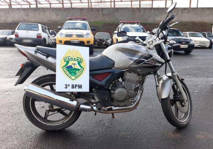 Em Palmas (PR), PM encaminha dois rapazes e recupera motocicleta furtada em Santa Catarina