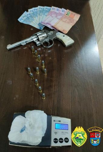 No Sudoeste do estado, PM prende dois homens e apreendem um revólver e 100 gramas de cocaína