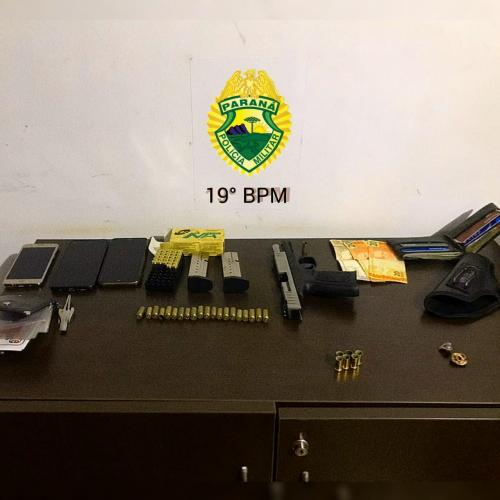 No Oeste do estado, PM prende quatro pessoas e apreende uma pistola e munições