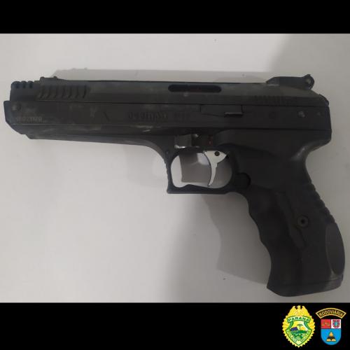 Momentos após crime, PM encaminha suspeito de roubo e recupera pertences de vítima, em Londrina (PR)