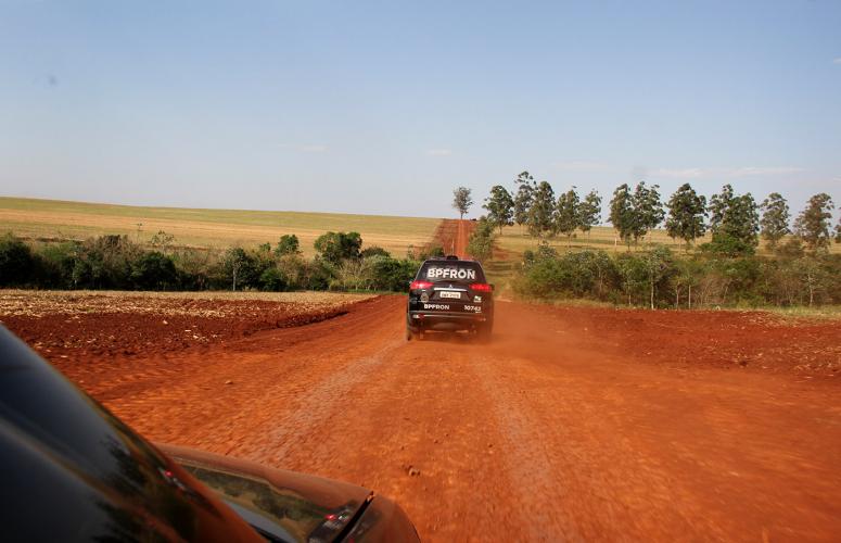 Operação Hórus: PM apreende veículo carregado com 2,5 mil maços de cigarro e recupera carro furtado um dia depois do crime, no interior do Paraná