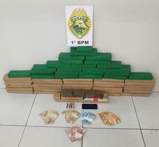 PM de Ponta Grossa apreende 43 quilos de maconha e munições de arma de fogo após atitude suspeita de rapaz em via pública