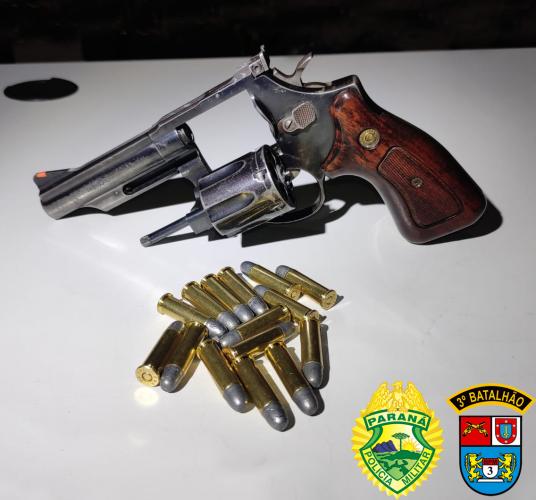 Denúncia auxilia policiais militares a apreenderem arma de fogo e encaminhar proprietário, em Clevelândia, no Sudoeste do Paraná
