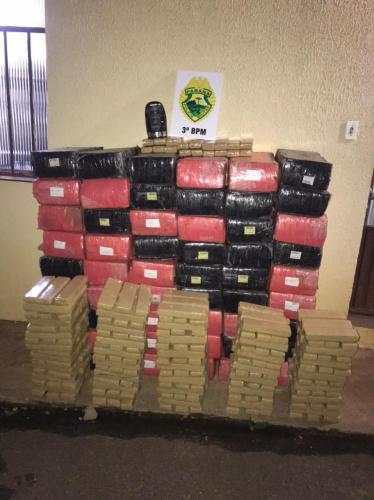 PM localiza depósito de maconha e apreende uma tonelada de droga em Palmas (PR)