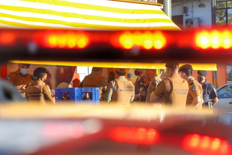 Fiscalização dispersa mais de mil pessoas e fecha 11 pontos comerciais em Curitiba