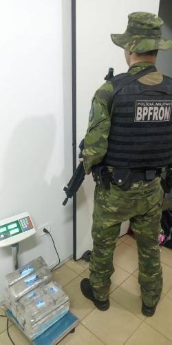 Polícia da fronteira interpela ônibus de viagem e apreende mais de 17 quilos de maconha e haxixe, em Foz do Iguaçu (PR