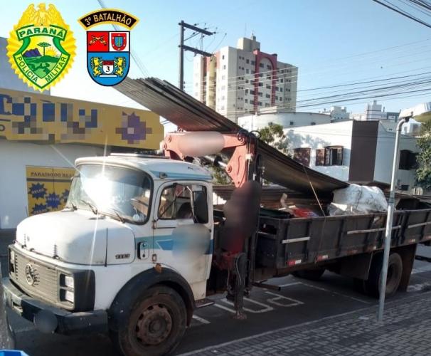 Em Pato Branco (PR), PM encaminha dois suspeitos por furto de telhas de zinco