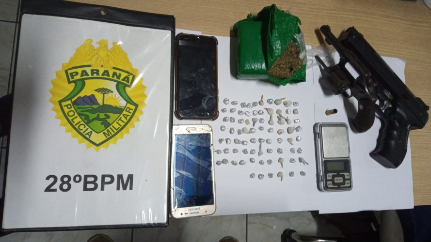 Abordagem em ponto de tráfico resulta em drogas e armas apreendidos na Lapa