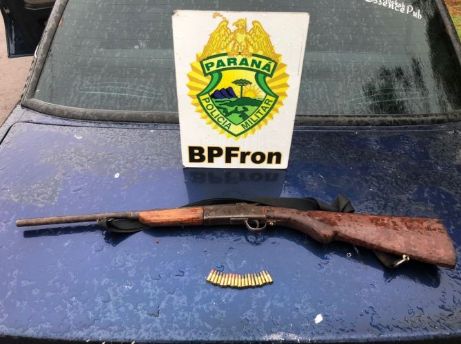 Policiais da fronteira apreendem espingarda com munições durante ação da Operação Hórus, em Santa Helena (PR)
