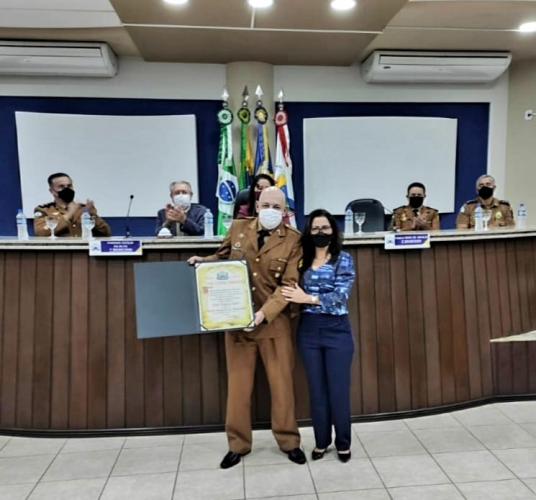 Policial militar de Guaratuba recebe o título de Cidadão Honorário durante solenidade