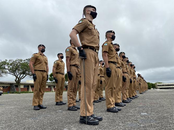 Formatura do CPCOM no pátio da APMG