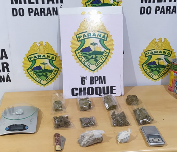 Polícia Militar estoura ponto de tráfico de drogas e encaminha um suspeito, em Cascavel (PR)