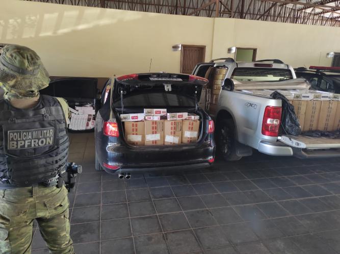 Policiais da fronteira apreendem dois veículos carregados com cigarros contrabandeados, em Altônia, no Noroeste