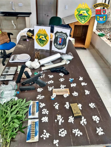 PM apreende drogas e pistolas durante abordagem em Pontal do Paraná
