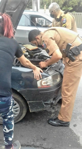 Mulher faz postagem para agradecer policiais militares que a ajudaram com o carro estragado em Morretes
