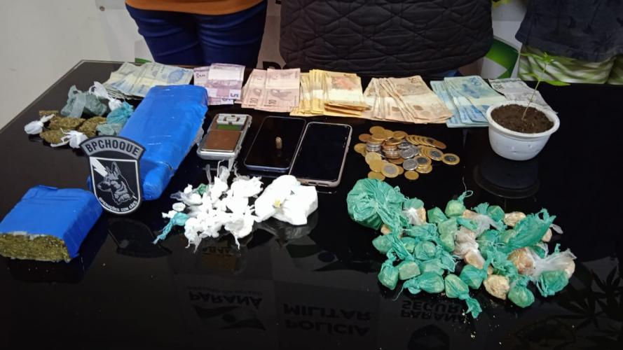 PM encaminha três pessoas e apreende mais de 1,4 quilo de drogas em Rio Negro (PR)