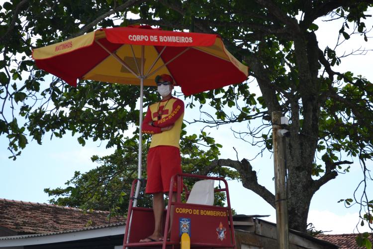 Homem se afoga fora de área protegida por Guarda-Vidas e é resgatado pelos bombeiros em Pontal do Paraná