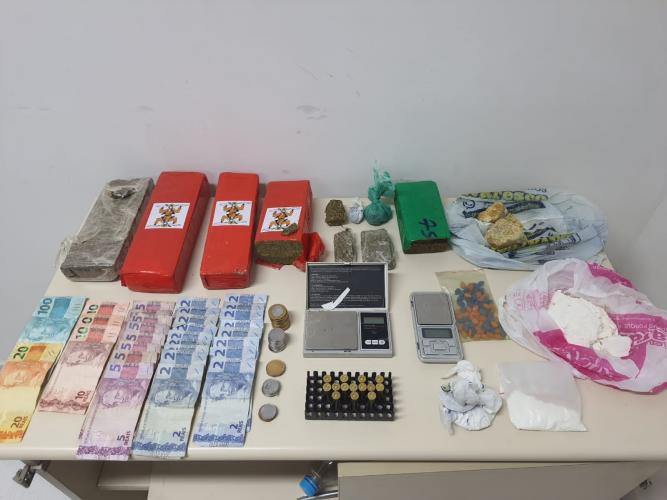 ROTAM apreende mais de 3 kg de drogas no Jd. Guaraituba em Paranaguá.