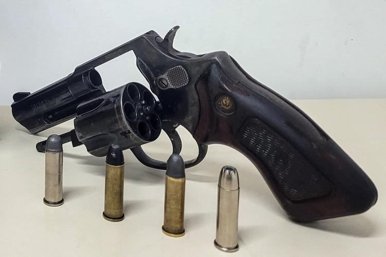 APÓS DENÚNCIA, POLÍCIA MILITAR APREENDE ARMA DE FOGO, EM PARANAGUÁ