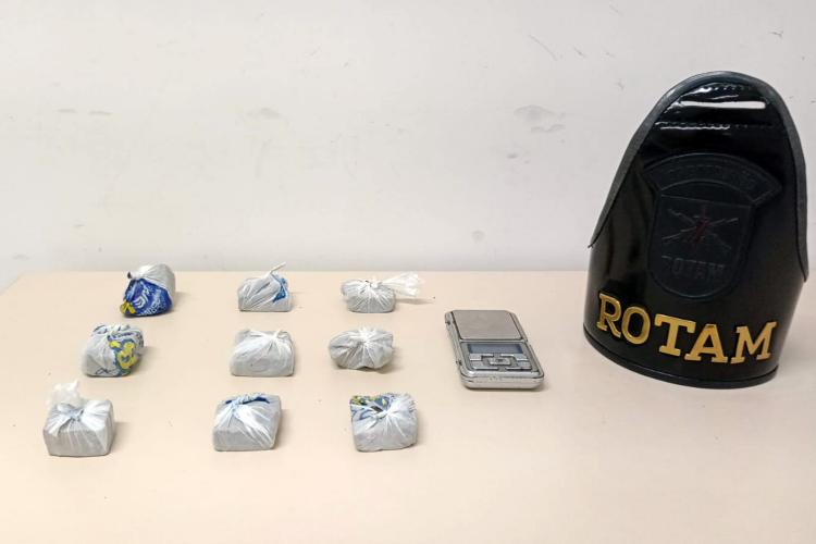 "Homem é Preso por Tráfico de Drogas Após Denúncia em Paranaguá "