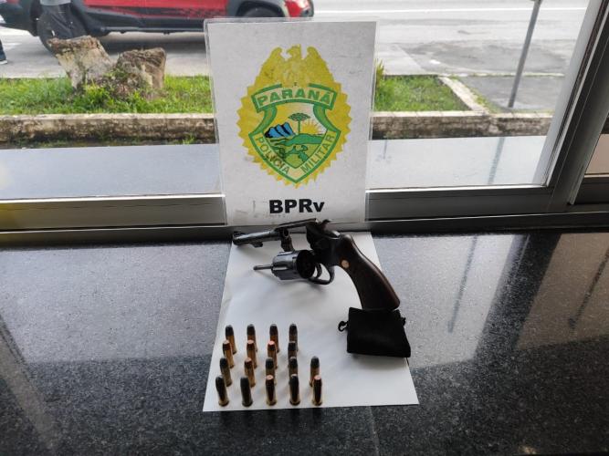 Durante a busca veicular, os policiais localizaram a arma de fogo municiada com seis munições intactas