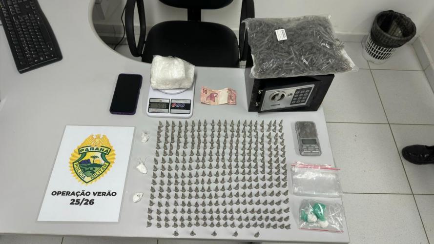 Durante a busca pessoal, foi localizada uma quantidade de substância análoga à cocaína